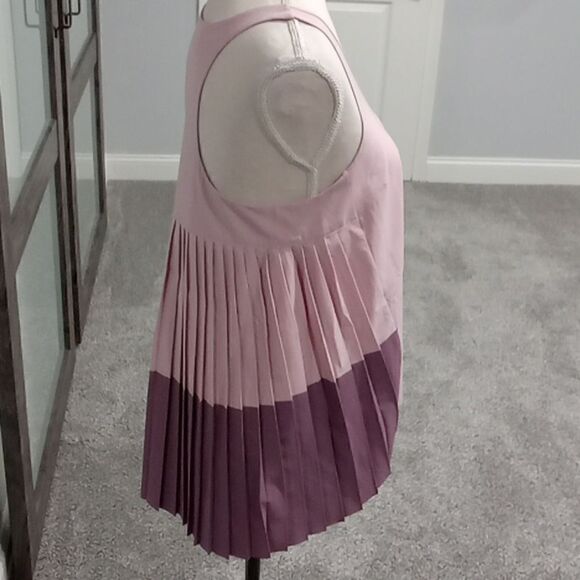 Athleta swing forward pleated tank plum & mauve color block. Size medium… - Picture 6 of 8